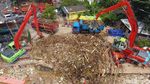 Pintu Air Manggarai Dipenuhi Sampah Kiriman Bogor