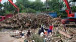 Pintu Air Manggarai Dipenuhi Sampah Kiriman Bogor