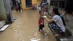 Keceriaan Anak-anak Bukit Duri Bermain di Tengah Banjir