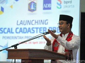 Anies akan Bangun Saringan di Sungai Cegah Sampah ke Jakarta