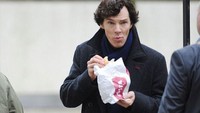 Meski sudah jadi aktor terkenal, tapi Benedict masih gemar menyantap roti dari kafe lokal terdekat di tengah-tengah kesibukannya. Foto: Istimewa