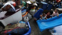 Akibat banjir yang merendam kawasan Rawajati, Kalibata, Jakarta, Jumat (26/04/2019), warga dan anak-anak masih mengungsi.