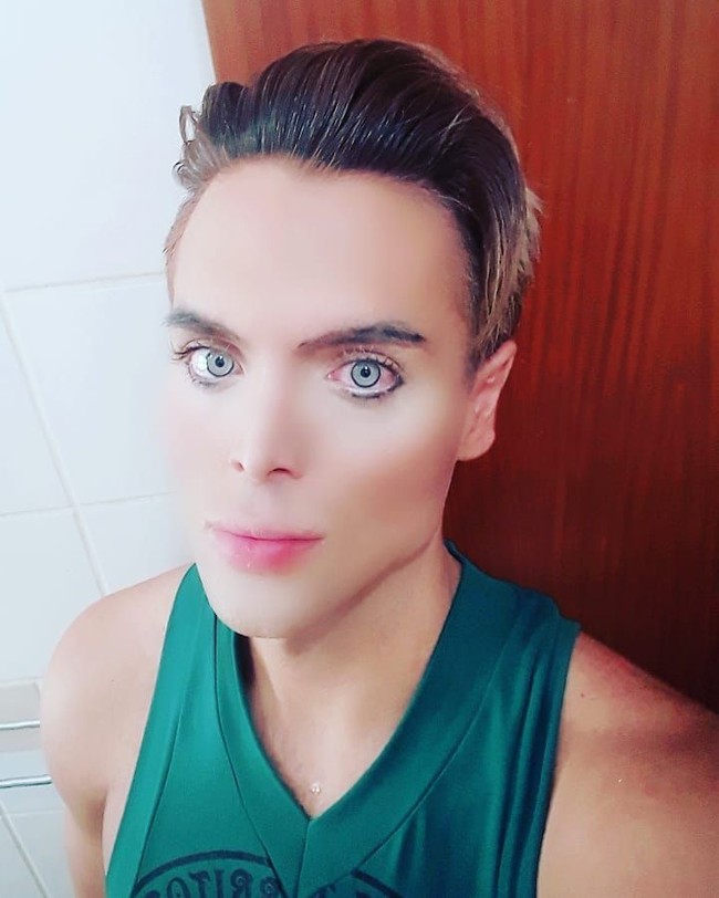 Selain mengubah wajahnya dengan operasi, Ken juga selalu memakai make up agar wajahnya makin mirip boneka. Namun, sang ibu tetap menyayangkan keputusan Ken. Ia merasa Ken sudah tampan sejak dulu, ia menyesali kenapa putranya berubah. Foto: Instagram/mauriciogaldioficial