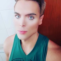 Selain mengubah wajahnya dengan operasi, Ken juga selalu memakai make up agar wajahnya makin mirip boneka. Namun, sang ibu tetap menyayangkan keputusan Ken. Ia merasa Ken sudah tampan sejak dulu, ia menyesali kenapa putranya berubah. Foto: Instagram/mauriciogaldioficial