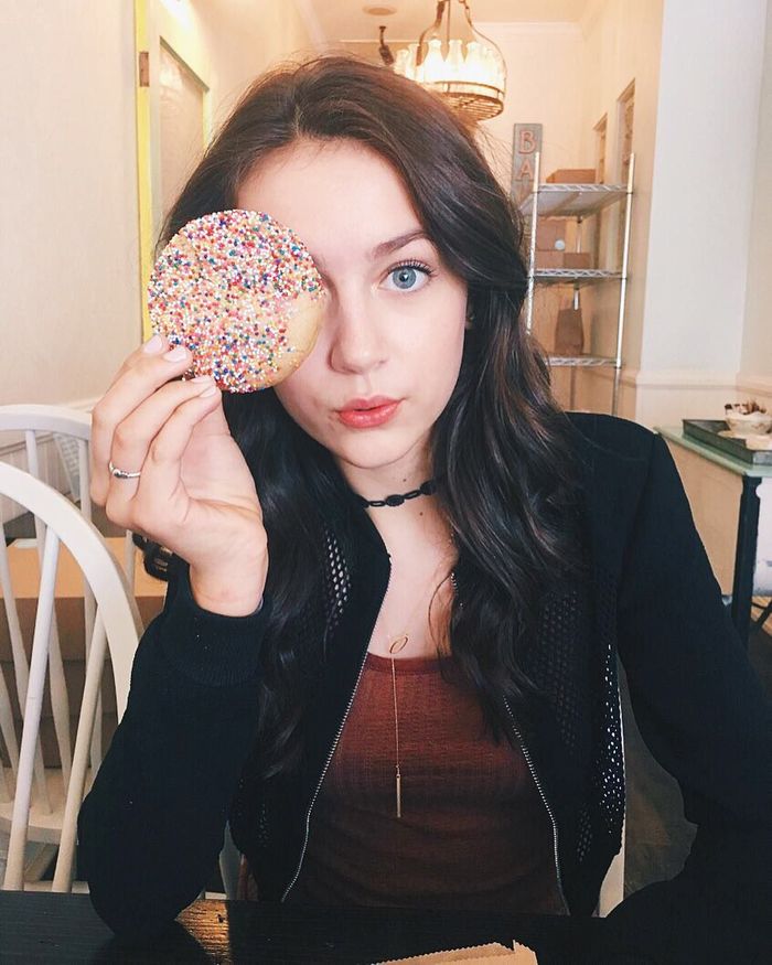 Pesona Emma Fuhrmann, Pemain 'Avengers: Endgame' Saat Kulineran
