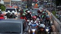 Kemacetan di fyover Kalibata terjadi di kedua arah. Seperti ini penampakannya.