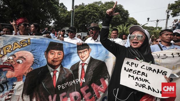 Isu kecurangan KPU digadang-gadang oleh kubu 02, seperti yang terjadai dalam demo di depan kantor KPU, 26 April.