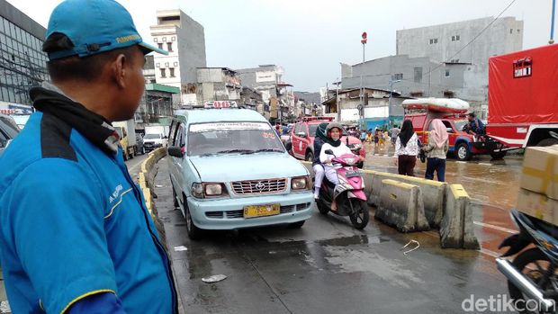 Arus lalu lintas di Jl Jatinegara Barat imbas banjir akibat luapan Kali Ciliwung, Jumat (26/4/2019)