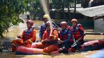Potret Warga Pejaten Timur Beraktivitas di Tengah Banjir