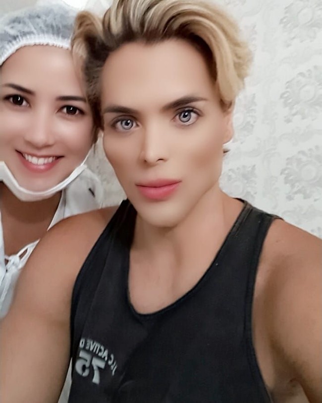 Tak hanya wajahnya, ia melakukan operasi plastik pada tubuhnya agar terlihat six packs ala Ken. Ia pun melakukan operasi secara detail pada matanya. Foto: Instagram/mauriciogaldioficial