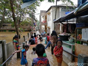 Cerianya Bocah-bocah Korban Banjir Cawang Bermain di Air