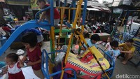 Sebagian lainnya masih asyik bermain.