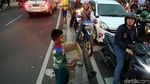 Anak-anak Korban Banjir Minta Sumbangan di Jalanan