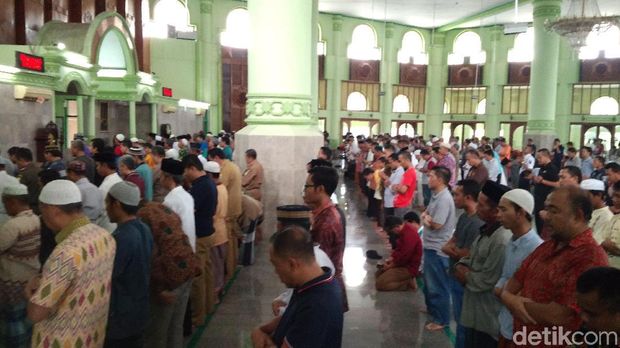 7 Petugas Pemilu Gugur, Warga Cirebon Gelar Salat Gaib