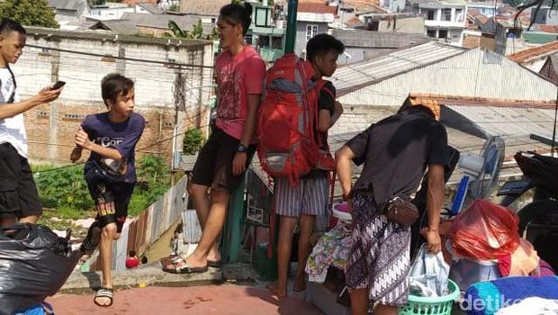 Akibat Banjir di Rawajati, Kramat Jati Arah UKI Macet Parah