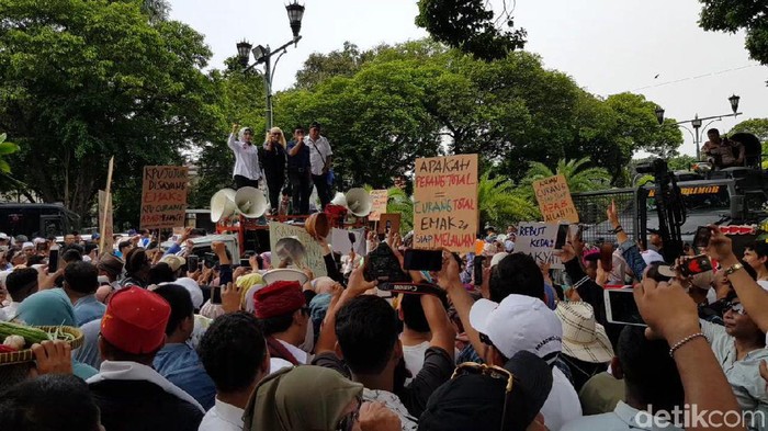 Emak-emak Pendukung Prabowo-Sandi Demo Minta KPU Berlaku Adil