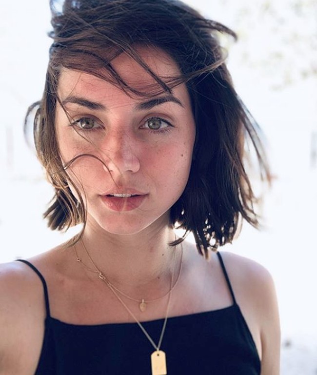 Ana lahir dan besar di Kuba. Perempuan 30 tahun ini lahir di Santa Cruz del Norte, lalu tumbuh di Havana, ibu kota Kuba. Semasa mudanya, ia sempat bergabung dengan Cuba’s National Theatre School. Di sinilah bakat aktingnya diasah sebelum menseriusi karier sebagai aktirs.  Foto: Dok. Instagram/ana_d_armas