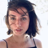 Ana lahir dan besar di Kuba. Perempuan 30 tahun ini lahir di Santa Cruz del Norte, lalu tumbuh di Havana, ibu kota Kuba. Semasa mudanya, ia sempat bergabung dengan Cuba’s National Theatre School. Di sinilah bakat aktingnya diasah sebelum menseriusi karier sebagai aktirs.  Foto: Dok. Instagram/ana_d_armas