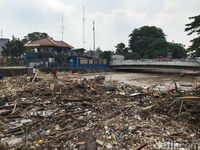 Sampah menggunung di Pintu Air Manggarai