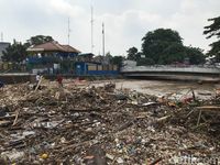 Sampah menggunung di Pintu Air Manggarai 