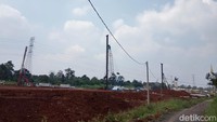 Selain itu, beberapa pekerja lainnya pun ada yang melakukan pengerjaan penguatan talut alias lereng di pinggir jalan tol dengan memampatkan tanah. Hal tersebut dilakukan arena tol ini bentuknya dibuat lebih tinggi daripada daerah di sekitarnya.
