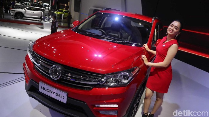 DFSK Glory 560 telah resmi diluncurkan di Indonesia International Motor Show (IIMS) 2019. SUV itu dibanderol mulai Rp 189 jutaan.