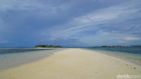 Pulau Pasir itu hanya terlihat saat air laut surut. Jadi waktu yang cocok datang adalah menjelang sore (Syanti/detikcom)