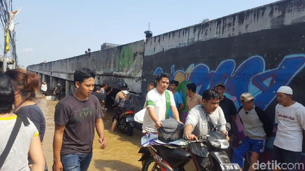 Banjir Rendam Kawasan Cililitan Jaktim, Warga Mengungsi ke Pinggir Jalan