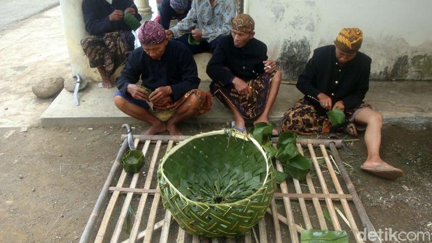 Tradisi unggahan masyarakat adat Bonokeling. 