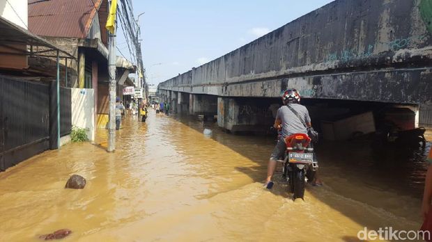 Banjir Rendam Kawasan Cililitan Jaktim, Warga Mengungsi ke Pinggir Jalan