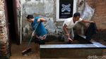 Potret Warga Pejaten Timur Beraktivitas di Tengah Banjir