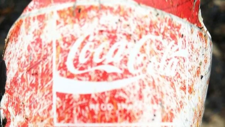 Sampah kaleng Coca-cola dari tahun 1988 (Catherine Gemmell/Marine Conservation Society) Sampah kaleng Coca-cola dari tahun 1988 (Catherine Gemmell/Marine Conservation Society)