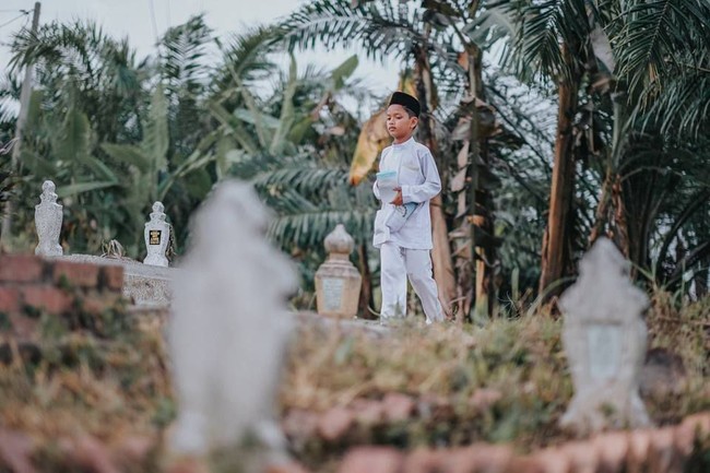 Foto-foto menyentuh itu pun jadi viral setelah dibagikan 19 ribu kali dan disukai 11 ribu pengguna Facebook lainnya. Banyak netizen yang tersentuh dan menangis setelah melihat foto bocah tersebut berada di pusara ibunya.Foto: Facebook Atan Mukris