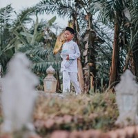 Foto-foto menyentuh itu pun jadi viral setelah dibagikan 19 ribu kali dan disukai 11 ribu pengguna Facebook lainnya. Banyak netizen yang tersentuh dan menangis setelah melihat foto bocah tersebut berada di pusara ibunya.Foto: Facebook Atan Mukris