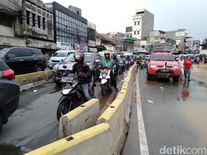 Sempat Ditutup karena Banjir, Jalan Jatinegara Barat Dibuka Lagi