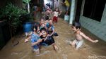 Keceriaan Anak-anak Bukit Duri Bermain di Tengah Banjir