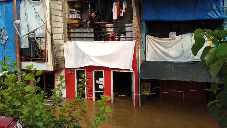Kampung Pulo Langganan Banjir, Nenek Jamilah Pilih Bertahan di Rumah Kampung Pulo Langganan Banjir, Nenek Jamilah Pilih Bertahan di Rumah