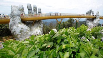 Dikenal dengan sebutan Golden Bridge, jembatan ini berada di atas ketinggian 1.400 meter di atas laut di atas bukit Ba Na. Foto: newsexaminer via Bored Panda