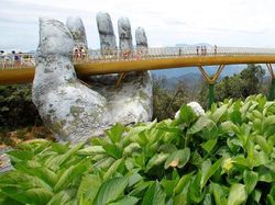 Potret Jembatan Emas Vietnam yang Mengagumkan