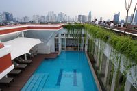 Baru Gajian, Enaknya Makan Siang Dengan Pemandangan Kolam Renang Cantik