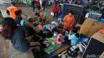 Mengungsi Sejak Subuh, Anak-anak Terlelap di Bawah Flyover