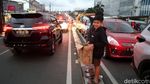 Anak-anak Korban Banjir Minta Sumbangan di Jalanan