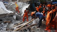Di lokasi, pasukan oranye sudah mulai membersihkan puing-puing.
