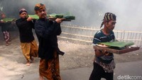 Untuk melaksanakan ritual unggahan, biasanya anak putu yang berasal dari Kabupaten Cilacap mulai berdatangan pada hari Kamis (25/4) dengan laku lampah atau berjalan kaki puluhan kilometer. Mereka datang dengan membawa berbagai kebutuhan pokok.