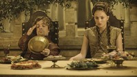Peter Dinklage terlihat sedang menyantap makanan dengan suasana kerajaan zaman dulu. Ini adalah salah satu adegan di film serial yang ia mainkan. Foto: Istimewa