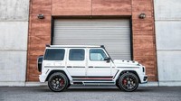 Dengan perubahan terletak pada bagian trim knalpot persegi, lampu daytime running lights, front spoiler dan bumper, penggunaan pelek 24 inci Arch Extensions, side skirts, rear bumper dan aerodynamic diffuser.  Foto: Pool (Autoevolution)