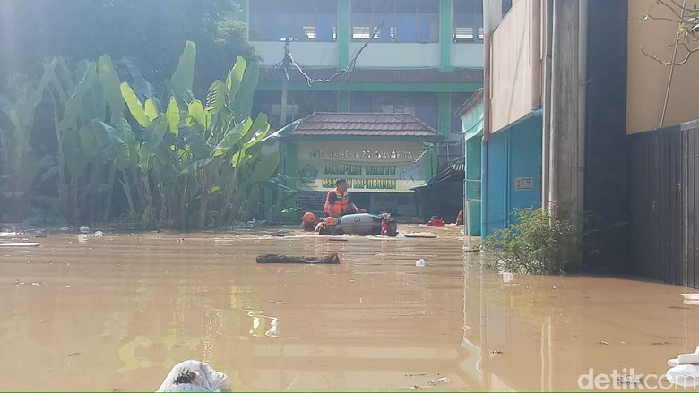 Tinggi Air hingga 3,7 Meter, 7 RW di Pejaten Timur Terendam Banjir