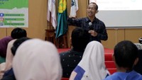Hadir dalam acara tersebut, Direktur MSDM, Umum, dan Kepatuhan Perum Jamkrindo Sulis Usdoko saat memberikan paparan mengenai kewirausahaan di Universitas Negeri Jakarta, Jumat (26/4). Foto: dok. Jamkrindo