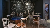 Serukan Ahoy! Ini adalah kafe bertema bahari yang bentuk interiornya menyerupai bagian dalam kapal. Di sini ada dessert enak dan juga aneka minuman manis. Cocok untuk bersantai bareng teman. Foto: xtwoconcept