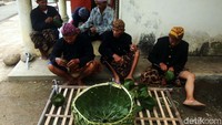 Setelah menyelesaikan prosesi ziarah, seluruh anak putu Bonokeling akan makan bersama di kompleks dalam makam, dan masyarakat adat Bonokeling yang berasal dari Cilacap, masih harus menginap semalam lagi. Hingga pada pagi harinya Sabtu (26/4), mereka akan kembali lagi ke rumahnya masing-masing dengan berjalan kaki.